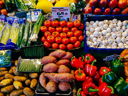 espècies variades, menjar i beguda, menjar, frescor, mercat, elecció, vegetals, gran grup d'objectes, a la venda, venda al detall, abundància, variació, benestar, Paradeta, alimentació saludable, pebre, arranjament, col · lecció, etiqueta del preu, vermell, cap gent, visualització al detall, venda, ordre, varietat, 5K, CC0, domini públic, lliure de regalies