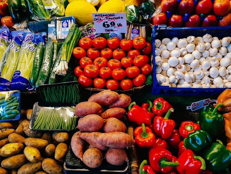 espècies variades, menjar i beguda, menjar, frescor, mercat, elecció, vegetals, gran grup d'objectes, a la venda, venda al detall, abundància, variació, benestar, Paradeta, alimentació saludable, pebre, arranjament, col · lecció, etiqueta del preu, vermell, cap gent, visualització al detall, venda, ordre, varietat, 5K