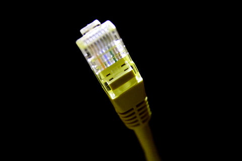 Kabel, Netzwerk, pc, Technik, Computerkabel, Internet, Netzwerkanschlussstecker, Computernetzwerk, Verbindung, Kommunikation, Technologie, keine Leute, Nahansicht, kabellose Technologie, drinnen, Studioaufnahme, einzelnes Objekt, kopieren sie platz, schwarzer Hintergrund, Computer, Ausrüstung, Gesundheitswesen und Medizin, Gelb, 5K, CC0, gemeinfrei, lizenzfrei