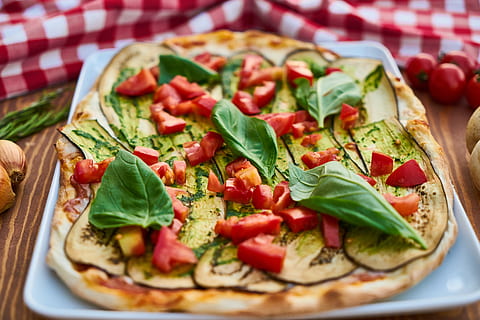 voedsel, wit, keramisch, bord, kleding, achtergrond, basilicum, brood, detailopname, koken, keuken, heerlijk, diner, eten, aan het eten, aubergine, Epicure, Fast food, voedselfotografie, groen, Italiaans, keuken-, lunch, maaltijd, ui, pizza, restaurant, tomaten, groente, houten, eten en drinken, tomaat, versheid, gezond eten, Italiaans eten, fruit, kruid, welzijn, kaas, blad, klaar om te eten, deel van de plant, groene kleur, rucola, geen mensen, vegetarisch eten, 5K, CC0, publiek domein, royaltyvrij