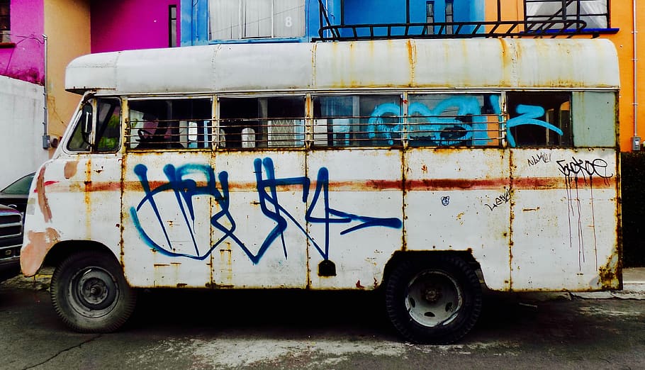bílý, autobus, zataženo, nebe, vozidlo, graffiti, přeprava, dodávka, Mexiko, ulice, rez, zmlátit, janky, rezavý, nosí, zlomený, městský, starý, minibus, obytný vůz, motor, stroj, způsob dopravy, den, architektura, pozemního vozidla, exteriér budovy, nikdo, město, stavba, stacionární, venku, modrý, motorové vozidlo, tvořivost, cestovat, bílá barva, kolo, 4K