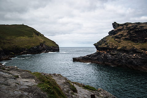 strand, nimbus skyer, Bugt, klipper, skyer, kyst, dagslys, dramatisk, dramatisk himmel, landskab, natur, ocean, klippe, naturskøn, hav, marinemaleri, kysten, himmel, sommer, vand, skønhed i naturen, sky - himmel, scenics - natur, rolig scene, ro, jord, rock-objekt, ingen mennesker, solid, dag, horisont, rock formation, idyllisk, udendørs, klippekyst, 2K, CC0, offentligt domæne, royaltyfrie