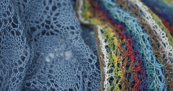 Canadá, Toronto, tejido de punto, hilo, colores, tejido, tela, resumen, vistoso, modelo, textil, lana, de cerca, multi color, fotograma completo, antecedentes, nadie, Arte y artesanía, arte, material, adentro, ropa, texturizado, enfoque selectivo, de punto, creatividad, azul, tejer, blandura, bufanda, ropa de abrigo, 4K, CC0, dominio público, libre de derechos