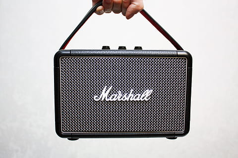 negro, marshall, portátil, amplificador de guitarra, amplificador, eléctrico, electrónica, equipo, mano, altavoz, tecnología, mano humana, una persona, comunicación, participación, foto de estudio, parte del cuerpo humano, persona irreconocible, gente real, texto, parte del cuerpo, Fondo blanco, dedo, dedo humano, escritura occidental, adentro, de cerca, perspectiva personal, 4K, CC0, dominio público, libre de derechos