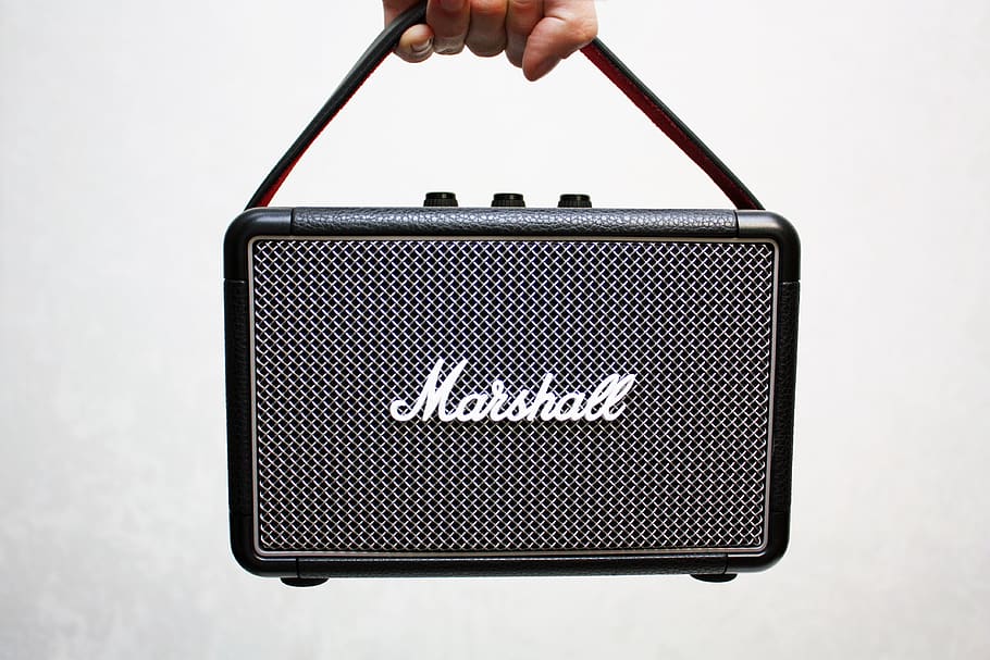 negro, marshall, portátil, amplificador de guitarra, amplificador, eléctrico, electrónica, equipo, mano, altavoz, tecnología, mano humana, una persona, comunicación, participación, foto de estudio, parte del cuerpo humano, persona irreconocible, gente real, texto, parte del cuerpo, Fondo blanco, dedo, dedo humano, escritura occidental, adentro, de cerca, perspectiva personal, 4K