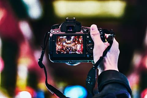 electrònica, càmera, persona, humà, Beijing, Xina, 前门 大街, fotografia, foto, fotògraf, corretja, 创意, 胡同, 色彩, 灯光, 相机, 大街, 夜景, 街道, retrat, fotografiar, temes de fotografia, activitat, tecnologia, mà humana, càmera - equip fotogràfic, càmera digital, equip fotogràfic, celebració, primer pla, una persona, mà, ocupació, part del cos humà, persones reals, pantalla, centrar-se en primer pla, modern, càmera slr, rodatge, 5K, CC0, domini públic, lliure de regalies