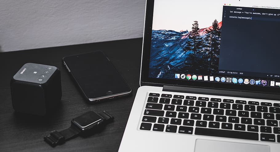poma, veure, iphone, macboko, portàtil, oficina, netejar, negre, ikea, simple, mínim, altaveu, bluetooth, tecnologia, tecnologia sense fils, connexió, ordinador, comunicació, taula, dispositiu d’informació portàtil, cap gent, teclat d’ordinador, teclat, escriptori, equips informàtics, telèfon intel·ligent, vista d’angle alt, negocis, mobles, a l'interior, telèfon mòbil, missatge, 5K