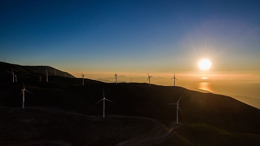 fosc, posta de sol, molí de vent, solar, energia, muntanya alta, muntanya, paisatge, blau, cel, llum solar, sol, turbina, energia alternativa, medi ambient, energia renovable, aerogenerador, conservació del medi ambient, escenics - natura, generació de combustible i energia, energia eòlica, bellesa a la natura, naturalesa, tranquil·litat, cap gent, silueta, escena tranquil·la, recursos sostenibles, a l'aire lliure, 4K