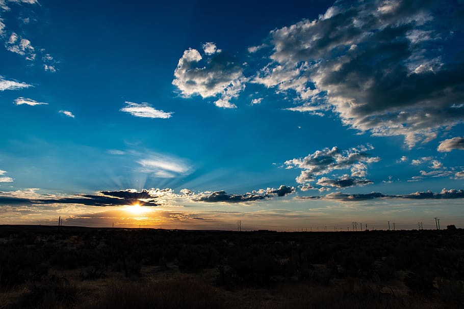 foto de la sortida del sol, retroil·luminat, núvols, alba, desert, naturalesa, cel, sortida del sol, posta de sol, núvol - cel, bellesa a la natura, escenics - natura, escena tranquil·la, tranquil·litat, medi ambient, paisatge, blau, idíl·lic, cap gent, escena no urbana, horitzó sobre la terra, llum solar, a l'aire lliure, terra, silueta, camp, 5K