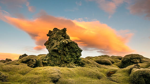 foto, herba, cobert, roques, cresta, rock, molsa, núvol, posta de sol, Islandia, volcànica, pedra, taronja, cel, blau, paisatge, naturalesa, verd, impressionant, fletxa, roca volcànica, cumulu, cloudscape, núvol - cel, bellesa a la natura, rock - object, sòlid, escenics - natura, medi ambient, cel dramàtic, cap gent, geografia física, geologia, escena no urbana, tranquil·litat, terra, formació de roca, a l'aire lliure, poder a la natura, erosionat, clima, 4K, CC0, domini públic, lliure de regalies