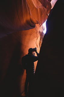 adam, ayakta, içeride, mağara, doğa, insan, kişi, Güneş ışığı, kanyon, gün ışığı, gölgeler, resimler, kamera, yalnız, Kızıl kaya, kayaçlar, arizona, antilop kanyonu, açık havada, ışık, işaret fişeği, kaya oluşumu, Kaya, kaya - nesne, katı, fiziksel coğrafya, gerçek insanlar, jeoloji, bir kişi, seyahat, kentsel olmayan sahne, seyahat yerleri, içeriye, erkekler, turizm, doğada güzellik, yaşam, aşınmış, karanlık, kumtaşı, fotoğrafçı, 5K, CC0, kamu malı, telif ücretsiz