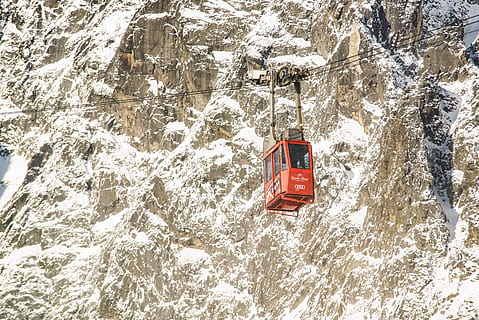 funivia rossa, Łomnica, inverno, funivia, montagna dei tatra, la neve, temperatura fredda, rosso, natura, giorno, montagna, modo di trasporto, nessuno, all'aperto, mezzi di trasporto, Colore bianco, bellezza nella natura, albero, congelato, scenics - natura, scena non urbana, architettura, formazione, 4K, CC0, dominio pubblico, privo di copyright