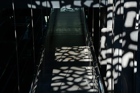 arkitektur, skygger, bro, indre, tapet, skygge, ingen mennesker, sollys, rækværk, metal, indendørs, stol, fravær, dag, tom, sæde, mønster, bygget struktur, natur, høj vinkel visning, belyst, i en række, gentagelse, flisebelagt gulv, 5K, CC0, offentligt domæne, royaltyfrie