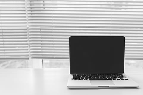 macbook, ΦΟΡΗΤΟΣ ΥΠΟΛΟΓΙΣΤΗΣ, υπολογιστή, τεχνολογία, blinds, παράθυρο, γραφείο, επιχείρηση, τραπέζι, εντός κτίριου, ασύρματη τεχνολογία, σύνδεση, επικοινωνία, χωρίς κόσμο, έπιπλα, νεκρή φύση, πρότυπο, άσπρο χρώμα, μαύρο χρώμα, απλότητα, αντίγραφο διάστημα, κενό, πληκτρολόγιο, 5K, CC0, δημόσιος τομέαςα, χωρίς δικαιώματαe