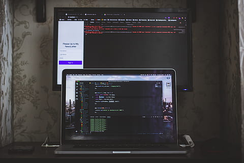 MacBook Pro, comunicació, tecnologia, tecnologia sense fils, connexió, a l'interior, pantalla del dispositiu, cap gent, pantalla, ordinador, primer pla, text, guió occidental, dispositiu d’informació portàtil, telèfon intel·ligent, cultura i entreteniment artístic, telèfon mòbil, il·luminat, natura morta, telèfon, Internet, 5K, CC0, domini públic, lliure de regalies