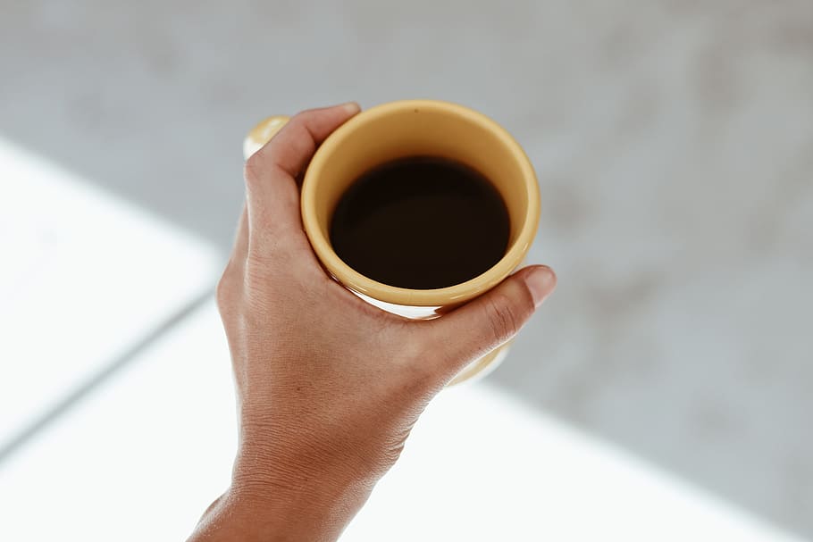 persona, detenzione, Marrone, ceramica, boccale, caffè, umore, tazza, semplice, prima colazione, giallo, minimo, mano, ombra, luce, mattina, mano umana, parte del corpo umano, bere, cibo e bevande, una persona, caffè - bevanda, adulto, tazza di caffè, avvicinamento, bevanda calda, in casa, rinfresco, tè - bevanda calda, tè, potabile, tazza di tè, 5K
