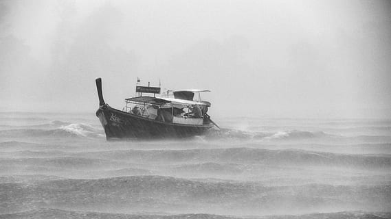 ancora, elementi, cose, barca, galleggiante, natura, acqua, oceano, mare, onde, increspature, spruzzo, bianco e nero, nave nautica, mezzi di trasporto, modo di trasporto, nebbia, andare in barca, movimento, giorno, nessuno, cielo, nave, all'aperto, viaggio, naufragio, scenics - natura, terra, barca a vela, effetto strutturato, 5K, CC0, dominio pubblico, privo di copyright