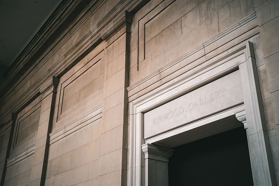 o ușă din beton gri, decoratiune interioara, beton, uşă, colţ, siding, garaj, fereastră, lemn, perdea, Umbra ferestrei, balustradă, ardezie, placaj, perete, podea, ușă pliantă, calcaros, obturator, lespede de piatră, arhitectură, construită, vedere unghiulară joasă, exteriorul clădirii, nici o persoana, clădire, zi, montare pe perete, în aer liber, model, oraș, vechi, lumina soarelui, lemn - material, istorie, sticlă - material, trecutul, natură, 5K