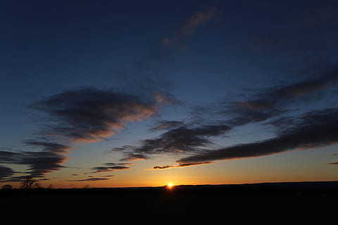 foto da silhueta, panorama, retroiluminado, de praia, nuvens, alvorecer, dramático, sonhos, tarde, leve, lua, verão, Dom, por do sol, verdade, agua, céu, nuvem - céu, scenics - natureza, beleza na natureza, cena tranquila, tranquilidade, silhueta, meio Ambiente, natureza, cor laranja, horizonte, idílico, ninguém, céu dramático, luz solar, ao ar livre, 2K, CC0, domínio público, royalty free