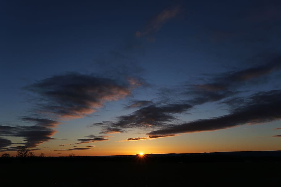 silueta fotografie, krajina, podsvícený, pláž, mraky, svítání, dramatický, sny, večer, světlo, měsíc, letní, slunce, západ slunce, skutečný, voda, nebe, mrak - nebe, scenics - příroda, krása v přírodě, klidné scény, klid, silueta, životní prostředí, Příroda, oranžová barva, horizont, idylický, nikdo, dramatická obloha, slunečního světla, venku, 2K