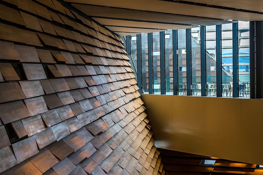 bygning, væg, vindue, glas, lys, glød, træ, arkitektur, mordern kunst, museum, Skotland, dundee, tagterrasse, inde, dag, ingen mennesker, indendørs, mønster, glas - materiale, bygget struktur, natur, stor gruppe af objekter, sollys, stak, design, i en række, gennemsigtig, moderne, træ - materiale, hjemlige værelse, 8K