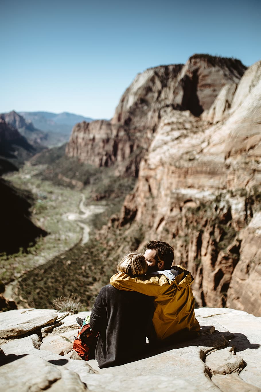 muntanya, muntanya alta, núvol, cel, cim, cresta, pic, turó, penya-segat, roques, paisatge, naturalesa, vall, assolellat, dia, gent, parella, viatjar, a l'aire lliure, aventura, millennials, abraçada, petó, amor, activitat d'oci, rock, persones reals, estils de vida, sòlid, rock - object, assegut, bellesa a la natura, llum solar, escenics - natura, Serra, relaxació, longitud completa, formació de roca, formació, 5K