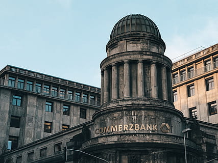 commerzbank binası, bina, kubbe, mimari, Ofis binası, Kent, kentsel, kasaba, başkent, planetaryum, rasathane, yüksek artış, şehir merkezinde, kule, küre, apartman binası, asfalt, giysi, Giyim, parlamento, yapılı yapı, dış yapı, gökyüzü, düşük açılı görünüş, insansız, doğa, gün, Tarihçe, seyahat yerleri, geçmiş, pencere, açık havada, seyahat, eski, Metin, mimari sütun, 2K, CC0, kamu malı, telif ücretsiz