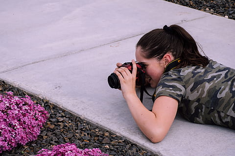 wanita, bohong, trotoar, pengambilan, foto, kamera, bunga-bunga, gadis, orang, mengambil foto, satu orang, tema fotografi, anak, kamera - peralatan fotografi, masa kecil, memotret, teknologi, bunga, keturunan, juru potret, perempuan, memegang, tanaman berbunga, gaya hidup, alam, pakaian kasual, orang sungguhan, di luar rumah, kamera digital, gaya rambut, remaja, kamera digital lensa tunggal, 4K, CC0, domain publik, bebas royalti