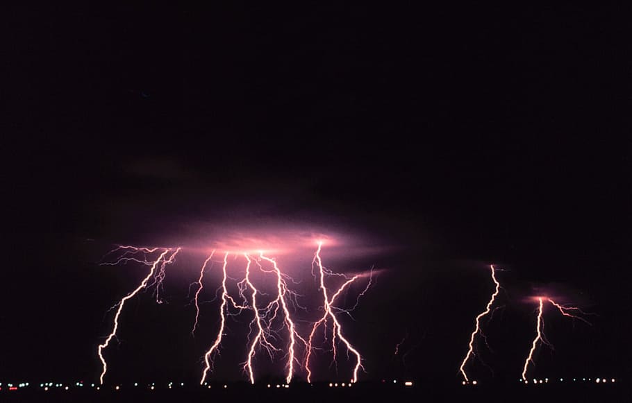 porpra, tempesta, nit, fosc, tarda, llamps, llums, temps, poder a la natura, il·luminat, poder, cel, naturalesa, bellesa a la natura, cap gent, núvol - cel, còpia espai, comunicació, electricitat, llum - fenomen natural, signe, a l'aire lliure, medi ambient, 720P