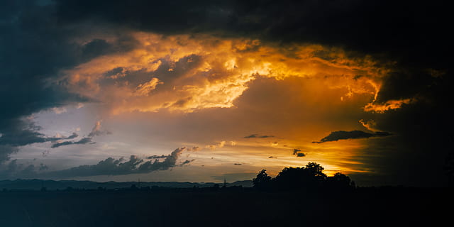 Silhouette, Bäume, wolkig, Himmel, Sonnenuntergang, Dramatischer Himmel, dramatisch, Feld, Wolke, Panorama, Kontrast, Wolken, orange wolken, Wolkenlandschaft, erkunden, Sonne, Sonnenlicht, 2 * 1, Natur, wolke - himmel, Dämmerung, draußen, Landschaft, szenen, Sommer-, Sonnenaufgang - Morgendämmerung, Gelb, Wolkengebilde, Schönheit in der Natur, orange Farbe, Morgen, Wetter, Hintergründe, Licht - natürliches Phänomen, Baum, Sonnenstrahl, Blau, mehrfarbig, Berg, Jahreszeit, rot, ruhige Szene, 4K, CC0, gemeinfrei, lizenzfrei