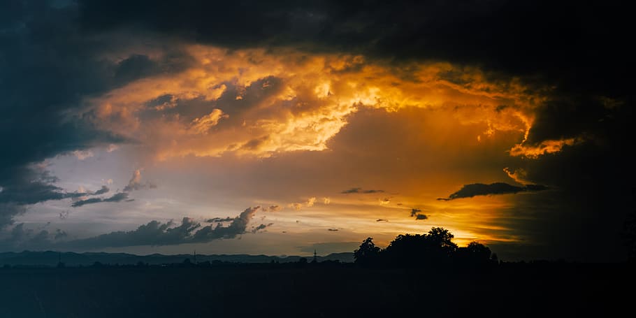 silhouette, alberi, nuvoloso, cielo, tramonto, drammatico, campo, nube, panorama, contrasto, nuvole, nuvole arancioni, nuvola scape, Esplorare, sole, luce del sole, 2 * 1, natura, nuvola - cielo, crepuscolo, all'aperto, paesaggio, Paesaggi, estate, alba - alba, giallo, Cloudscape, bellezza nella natura, colore arancione, mattina, alba, tempo metereologico, sfondi, luce - fenomeno naturale, albero, raggio di sole, cielo drammatico, Paradiso, blu, multicolore, montagna, stagione, rosso, scena tranquilla, 4K