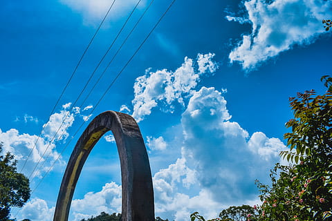 Indie, yercaud, nebe, mrak - nebe, nízký úhel pohledu, kabel, Příroda, modrý, elektřina, rostlina, spojení, strom, stavba, nikdo, architektura, den, elektrické vedení, technologie, zdroj napájení, paliva a energie, venku, elektřina pylon, 5K, CC0, veřejná doména, bez autorských práv