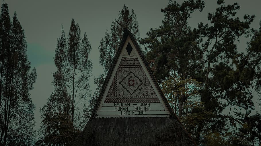triangle, naturalesa, torre, edifici, arquitectura, Torre del Rellotge, planta, fons de pantalla, tradicional, cultura, berastagi, arts i cultura, tanah karo, viatjar, textura i patrons, pel·lícula, sumatera, sumut, cultura d'Indonèsia, avet, arbre, cel, cap gent, estructura construïda, dia, creixement, religió, creença, exterior de l'edifici, vista d’angle baix, a l'aire lliure, espiritualitat, material de fusta, forma de triangle, lloc de culte, forma, 4K