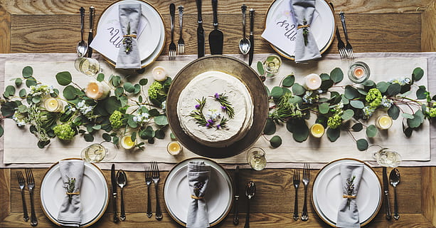 Foto, Weiß, Geschirrteller, einstellen, Tabelle, Besteck, Dekor, Esstisch, Gabeln, Messer, Platten, Rahmen, Sitzordnung bei Tisch, Tischdecke, Geschirr, drinnen, Essen und Trinken, direkt darüber, keine Leute, Pflanze, Blatt, Lebensmittel, Küchenutensilien, Frische, gesundes Essen, Holz - Material, Essgeschirr, Pflanzenteil, Stillleben, High Angle View, Haushaltsausstattung, Kraut, Topfpflanze, Löffel, 5K, CC0, gemeinfrei, lizenzfrei