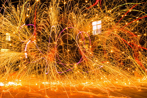 , illuminato, raggiante, celebrazione, lunga esposizione, notte, movimento, movimento sfocato, evento, fuoco d'artificio, scintille, Fuochi artificiali, cultura artistica e intrattenimento, nessuno, astratto, sentiero leggero, multicolore, luce - fenomeno naturale, luce, modello, architettura, fuochi d'artificio - Oggetto creato dall'uomo, 5K, CC0, dominio pubblico, privo di copyright