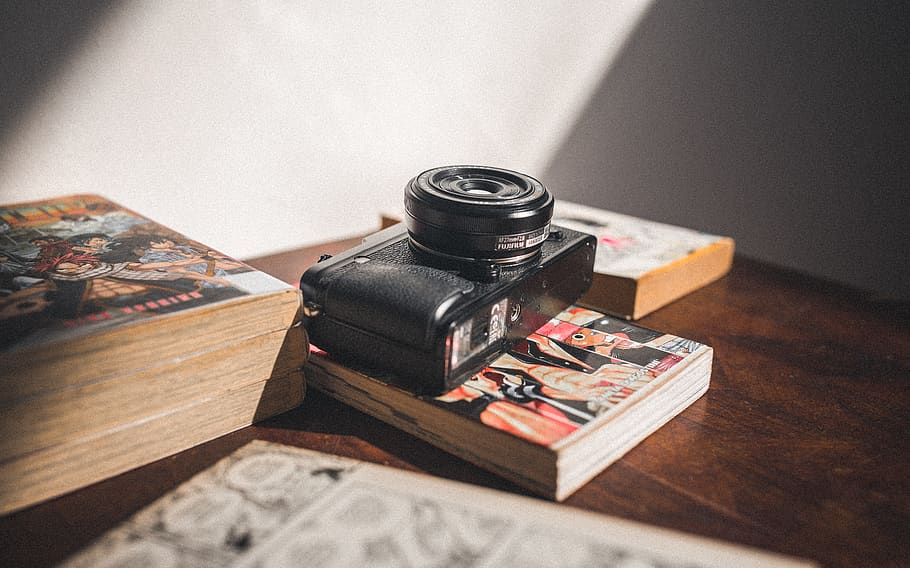 càmera dslr negra, pel·lícula, retro, càmera, vintage, lent, sense mirall, revista, ombra, llum solar, fujifilm, fuji, llibre, xe2, taula, mobles, taula de cafè, apartament, edifici, habitatge, a l'interior, publicació, antiguitat, cap gent, natura morta, estil retro, material de fusta, primer pla, tecnologia, enfocament selectiu, interior de casa, paper, literatura, temes de fotografia, equipament, vell, vista d’angle alt, 5K