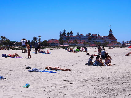 coronado beach, gruppe af mennesker, stor gruppe mennesker, rigtige mennesker, menneskemængde, herrer, himmel, strand, livsstil, Kvinder, fritidsaktivitet, natur, skyfri himmel, arkitektur, jord, voksen, ferier, bygget struktur, bygning udvendig, sand, 5K, CC0, offentligt domæne, royaltyfrie
