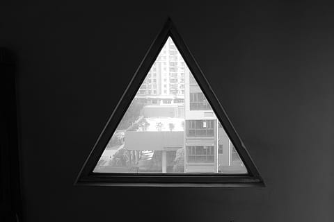 punk, bangunan, jendela, bentuk, tidak ada orang, dalam ruangan, peralatan penerangan, diterangi, bahan kaca, bentuk segitiga, Arsitektur, transparan, tampilan sudut rendah, struktur yang dibangun, bentuk geometris, hari, gelap, langit, Desain, lampu listrik, plafon, 5K, CC0, domain publik, bebas royalti