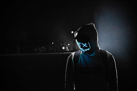 uomo, indossare, bianca, giacca con cappuccio, retroilluminato, berretto, buio, nebbia, tipo, felpa con cappuccio, luci a LED, luci, maschio, maschera, nebbioso, felpa, una persona, notte, vista frontale, giovane adulto, dalla vita in su, in piedi, persone reali, illuminato, giovani uomini, colpo alla testa, mistero, ritratto, attività di svago, adulto, abbigliamento casual, uomini, cappuccio - abbigliamento, 5K