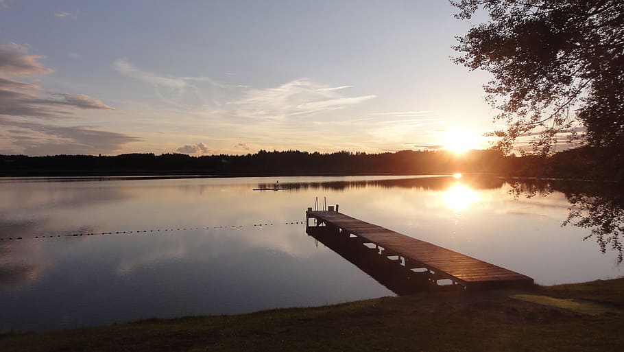 persona que mostra el pont, alba, moll, tarda, paisatge, llum, naturalesa, reflexió, Riba, cel, sol, sortida del sol, posta de sol, arbres, aigua, boscos, llac, tranquil·litat, escena tranquil·la, escenics - natura, bellesa a la natura, arbre, núvol - cel, escena no urbana, cap gent, idíl·lic, transport, planta, vaixell nàutic, manera de transport, a l'aire lliure, 2K
