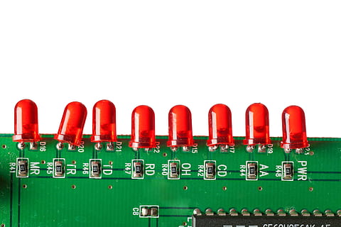 fondo, tablero, chip, circuito, circuitos, de cerca, componente, diodo, electrónico, verde, hardware, macro, pastilla, microprocesador, semiconductor, tecnología, transistor, nadie, color verde, foto de estudio, industria, Fondo blanco, negocio, copia espacio, agua, adentro, Industria electrónica, gran grupo de objetos, en una fila, conexión, separar, grupo de objetos, orden, comunicación, rojo, 2K, CC0, dominio público, libre de derechos