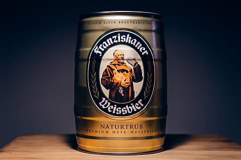 soudek, pivo, vařit, alkohol, napít se, text, uvnitř, sdělení, západní skript, stůl, stálý život, zastoupení, detail, nikdo, jídlo a pití, občerstvení, dřevo - materiál, lidské zastoupení, kontejner, studio shot, sklo - materiál, barevné pozadí, jeden objekt, černé pozadí, 4K, CC0, veřejná doména, bez autorských práv