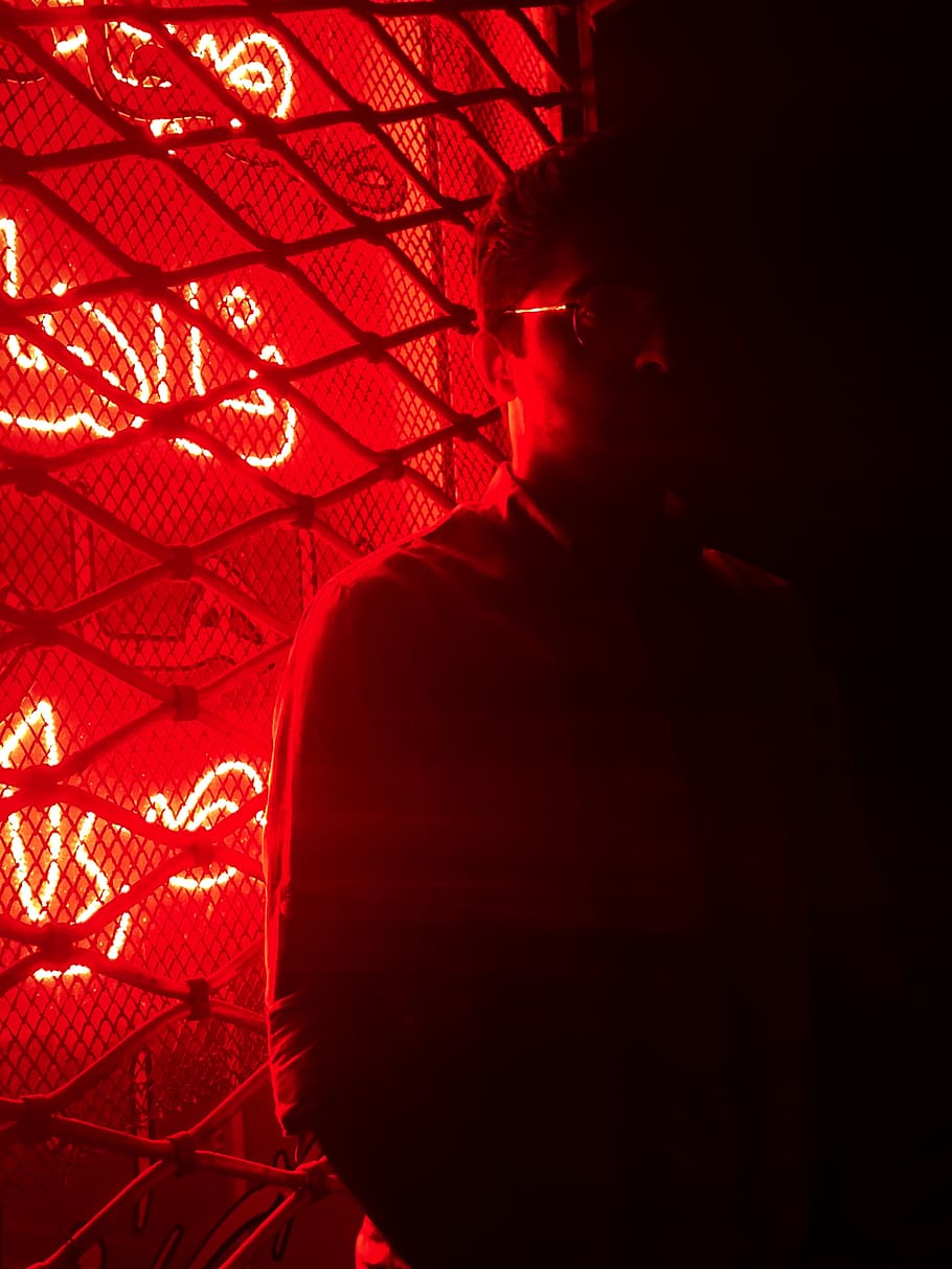 iran, mashhad, vermell, a l'interior, una persona, equips d’il·luminació, il·luminat, nit, vida nocturna, adult, llum - fenomen natural, discoteca, cultura i entreteniment artístic, retrat, fosc, brillant, tirada al cap, de peu, adult jove, tecnologia, llum, fons negre, 4K