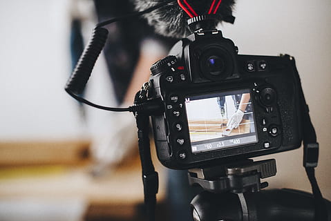 fotocamera dslr nera, telecamera, dslr, elettronica, macro, schermo, tecnologia, temi fotografici, macchina fotografica - attrezzatura fotografica, le riprese, industria cinematografica, attrezzatura fotografica, tripode, cultura artistica e intrattenimento, in casa, Camera digitale, concentrarsi sulle conoscenze acquisite, avvicinamento, operatore di camera, occupazione, attività, occupazione professionale, videocamera domestica, macchina da presa, video, 5K, CC0, dominio pubblico, privo di copyright