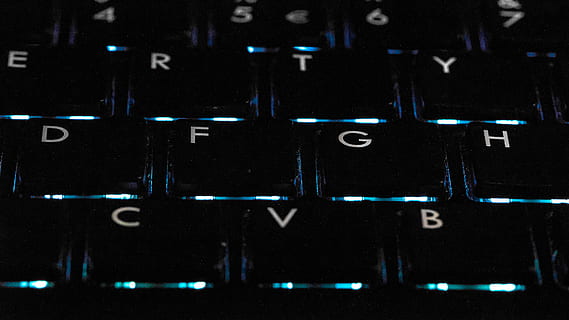 Tastatur mit schwarzer Hintergrundbeleuchtung, Technologie, Computer, Kommunikation, Text, Computerausrüstung, Computerschlüssel, Tastatur, Computer Tastatur, drinnen, Computerteil, Verbindung, keine Leute, Brief, westliche Schrift, Vollbild, schwarze Farbe, Nahansicht, kabellose Technologie, Alphabet, beleuchtet, schwarzer Hintergrund, 2K, CC0, gemeinfrei, lizenzfrei