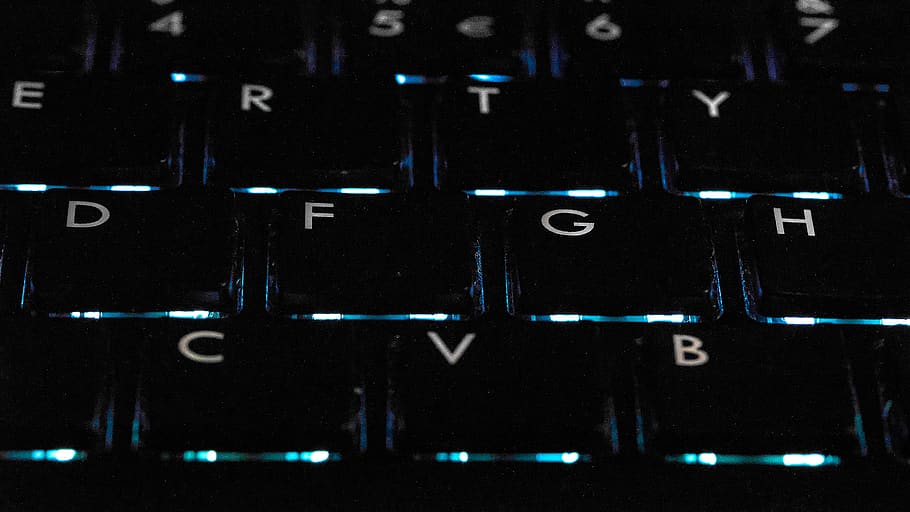 Tastatur mit schwarzer Hintergrundbeleuchtung, Technologie, Computer, Kommunikation, Text, Computerausrüstung, Computerschlüssel, Tastatur, Computer Tastatur, drinnen, Computerteil, Verbindung, keine Leute, Brief, westliche Schrift, Vollbild, schwarze Farbe, Nahansicht, kabellose Technologie, Alphabet, beleuchtet, schwarzer Hintergrund, 2K