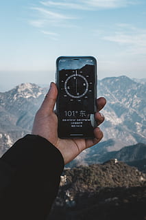 czarny smartfon z Androidem, ludzka ręka, dłoń, Góra, część ludzkiego ciała, porozumiewanie się, niebo, trzymać, Natura, scenics - natura, jedna osoba, dzień, perspektywa osobista, tekst, prawdziwi ludzie, na dworze, styl życia, pasmo górskie, spędzania wolnego czasu, scena pozamiejska, palec, 5K, CC0, domena publiczna, darmowe zdjęcia