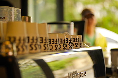 caffè, bar, tazza, tavolo, moca, tazza di caffè, caffeina, attività commerciale, messa a fuoco selettiva, giorno, bere, contenitore, concentrarsi sulle conoscenze acquisite, rinfresco, cibo e bevande, alcool, di fila, vetro - materiale, avvicinamento, gioco, scacchi, nessuno, rilassamento, all'aperto, testo, natura morta, 4K, CC0, dominio pubblico, privo di copyright