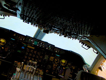Francia, le bourget, comando, Capitano, Museo, cabina di pilotaggio, volare, volo, bourget, aereo, architettura, città, esterno dell'edificio, struttura costruita, mezzi di trasporto, cielo, modo di trasporto, nessuno, interno del veicolo, natura, auto, all'aperto, costruzione, notte, finestra, viaggio, Inquadratura dal basso, illuminato, 4K, CC0, dominio pubblico, privo di copyright