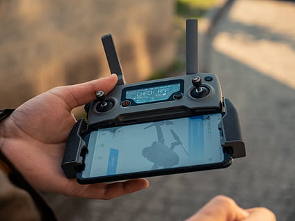 person, bedrift, sort, drone controller, tæt på, computer, Opret forbindelse, Tilslutning, forbindelse, dagslys, apparat, Skærm, Dji, dji mavic pro, drone, drone cam, drone fotografering, elektronik, udstyr, hånd, joystick, Mavic, moderne, overvåge, udendørs, transportabel, produktion, sæt, teknologi, rejse, trådløs, menneskelig hånd, rigtige mennesker, en person, menneskelig kropsdel, meddelelse, personlige perspektiv, livsstil, fotografering temaer, fokus på forgrunden, bærbar informationsenhed, trådløs teknologi, smart telefon, finger, fritidsaktivitet, 4K, CC0, offentligt domæne, royaltyfrie